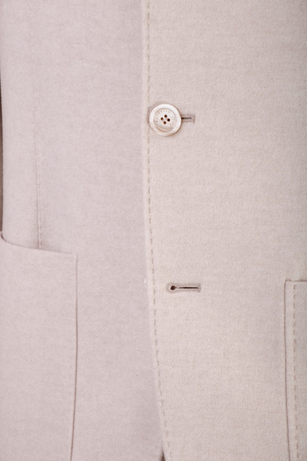 shop BRUNELLO CUCINELLI  Giacca: Brunello Cucinelli giacca in panno leggero idrorepellente di cashmere.
Chiusura con bottoni in corno.
Collo con rever.
Fodera in cupro.
Due tasche interne con bottone e un portapenna.
Taschino su petto.
Tasche basse a toppa.
Polsini con quattro bottoni in corno.
Spacco doppio su retro.
Composizione: 100% Cashmere.
Fabbricato in Italia.. MT4976265-C058 number 5998930
